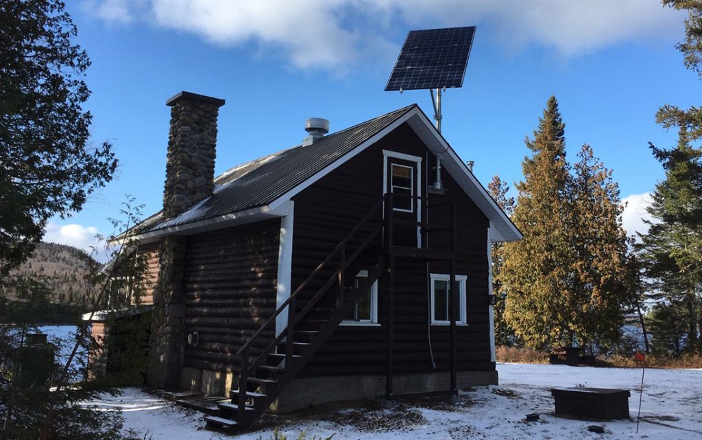 Fourniture de matériel tel que panneaux solaires, batteries et composants électriques pour 300 chalets de la SEPAQ