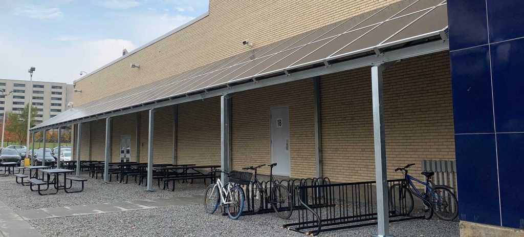 La Vie en Rose – projet Auvent décembre 2024 création d&rsquo;un auvent à partir de panneaux solaires au-dessus de la terrasse réservée aux employés au-devant de l’édifice.